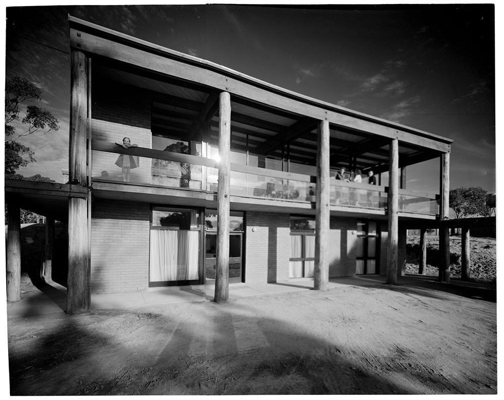 The Black Dolphin Motel, Merimbula, New South Wales, designed by Robin Boyd, 1961 (photograph by Mark Strizic. Copyright the estate of Mark Strizic, Pictures Collection, State Library Victoria)